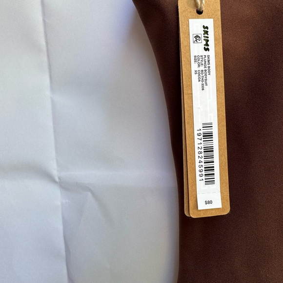 SKIMS BODY UNLINED PLUNGE
THONG BODYSUIT COCOA Brown V-Neck Bodysuit XS New - Picture 10 of 13